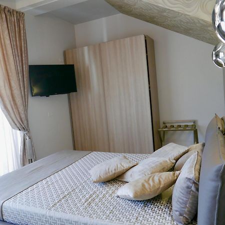 Phoenix Garda Hills Sirmione Bagian luar foto